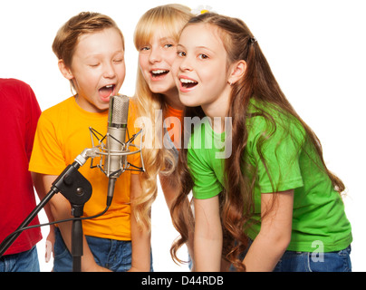 Jungen und Mädchen singen im Mikrofon Stockfoto