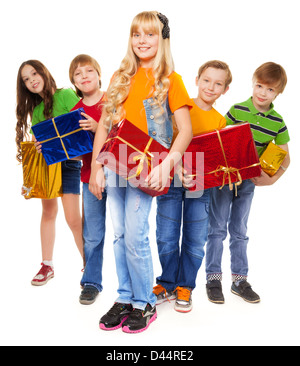 Paar glückliche Kinder mit Neujahr Geschenke isoliert auf weiss Stockfoto