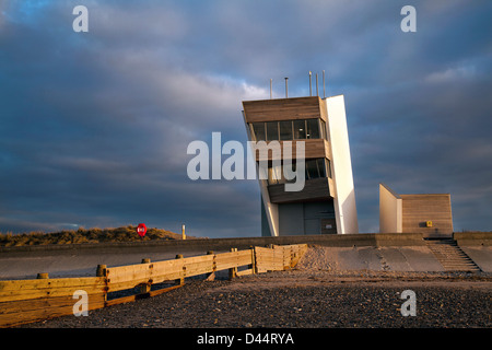 Rossall Point Observatory Watch Tower; seltsames Gebäude der spektakuläre schiefe Turm ist Teil des Fleetwood Sea Change, Fleetwood in Lancashire, Großbritannien Stockfoto