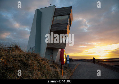 Sonnenuntergang am Rossall Point Observatory. Spektakulärer schiefer Turm, seltsame Gebäude, Teil des Fleetwood Sea Change, Fleetwood in Lancashire, Großbritannien Stockfoto