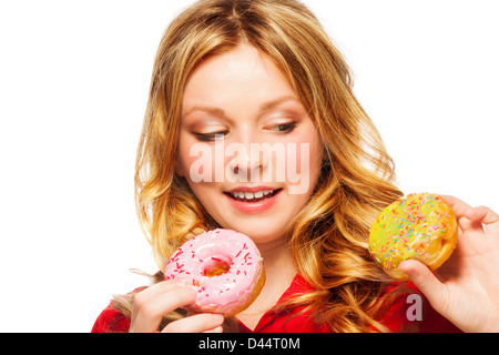 Mädchen zu zwei leckere Donuts Essen Stockfoto