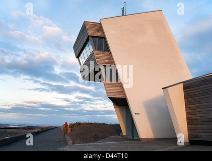 Seltsame ungewöhnliche geformte Gebäude am Rossall Point Observatory, seltsames Gebäude; spektakulärer schiefer Turm ist Teil des Fleetwood Sea Change, Fleetwood Stockfoto