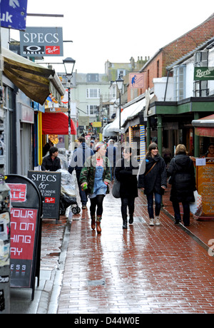 Shopper Spaziergang durch Kensington Gardens in North Laine Bereich von Brighton Stockfoto