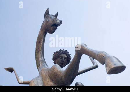 & Reiter Skulptur von David Wynne von unten Silhouette gegen den Himmel, Brunnen Precinct, Marktschreier Pool, Sheffield, UK Stockfoto