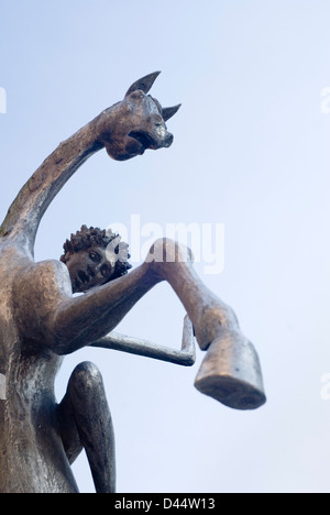 & Reiter Skulptur von David Wynne von unten Silhouette gegen den Himmel, Brunnen Precinct, Marktschreier Pool, Sheffield, UK Stockfoto