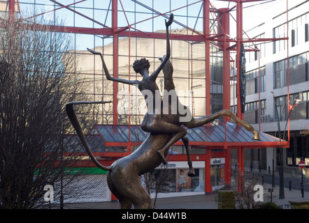 & Reiter Skulptur von David Wynne und Reflexionen in den Fenstern der Marktschreier Pool Shopping Centre, Sheffield, UK Stockfoto