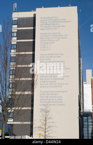 Was passiert, wenn Gedicht von Andrew Motion auf der Seite des Gebäudes Owen, Sheffield Hallam University, UK Stockfoto