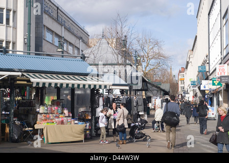Shopper und Marktständen treiben auf einem anstrengenden Tag im Einkaufszentrum The Moor, Sheffield UK Stockfoto