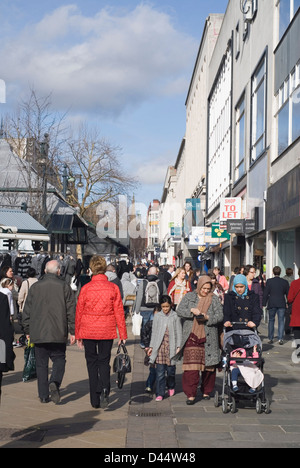 Massen von Käufern füllen die Straße auf einem belebten Markt-Tag am Einkaufsviertel The Moor, Sheffield UK Stockfoto