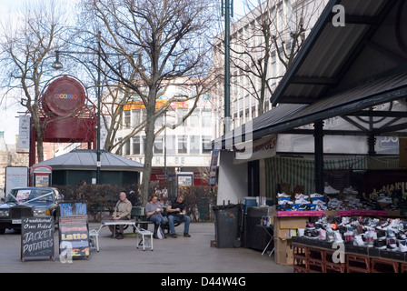 Shopper ruhen und genießen Sie eine warme Jacke Kartoffel Mittagessen in einem Lebensmittel auf dem Markt, das Moor Einkaufszone, Sheffield UK Stockfoto