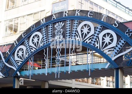 Die Märkte Zeichen & Fußgängerbrücke bogenförmig über Exchange Street, Castlegate Markt, Waingate Street, Sheffield UK Stockfoto