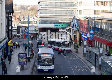 Die Märkte Zeichen & Fußgängerbrücke bogenförmig über Exchange Street, Castlegate Markt, Waingate Street, Sheffield UK Stockfoto