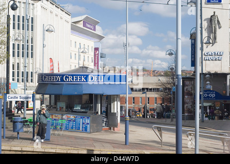 Schlossplatz-Straßenbahn-Haltestelle, die gierig Greek Deli Garküche und Blick nach unten Angel Street, Sheffield, UK Stockfoto