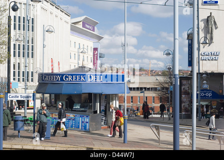 Schlossplatz-Straßenbahn-Haltestelle, die gierig Greek Deli Garküche und Blick nach unten Angel Street, Sheffield, UK Stockfoto