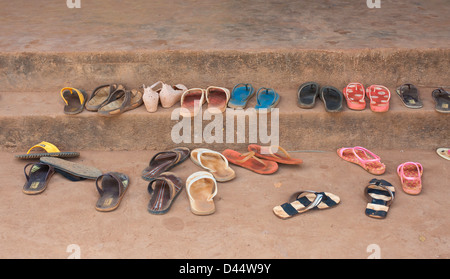 Kambodscha Student Schuhe und Hausschuhe außerhalb eines Klassenzimmers in Banlung Ratanakiri Stockfoto