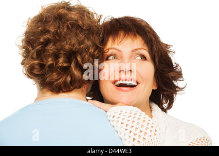 Erwachsenes paar mit glücklichen Lächeln und Lachen halten die hand auf die Schulter des Mannes Stockfoto