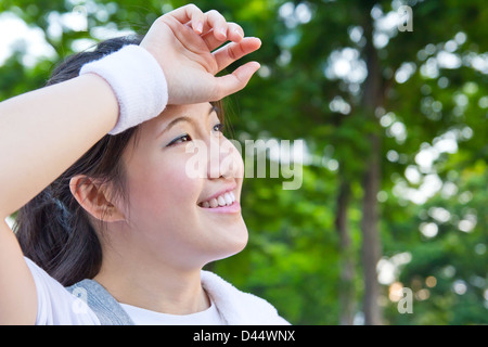 Asiatische Frauen sind müde nach dem Training Stockfoto