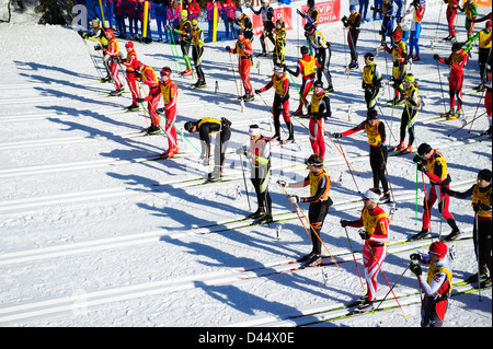 Ein Blick auf die erste Zeile der Teilnehmer an der Bieg Piastow cross-country-Rennen, Jakuszyce, Polen. Stockfoto