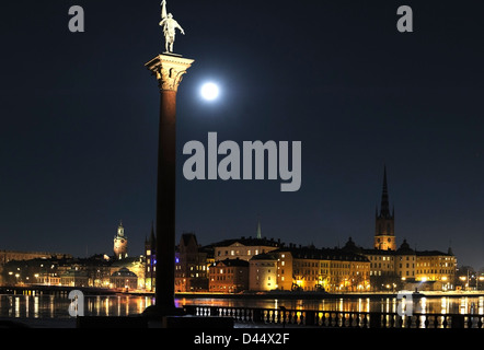 Stockholm-Nachtansicht mit Vollmond der Altstadt, vom Rathaus aus gesehen Stockfoto