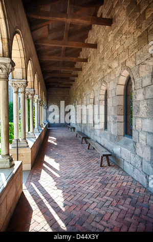 Eine Terrasse in The Cloisters und Gärten, Fort Tryon Park in New York City. Stockfoto