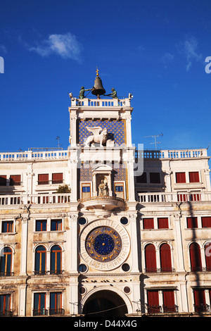 Nahaufnahme der Uhrturm am Piazza San Marco in Venedig, Italien Stockfoto