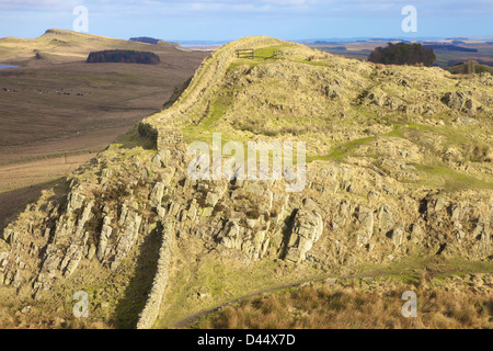 Housesteads Klippen mit Sewingshields Felsen in der Ferne Hadrianswall Northumberland England Vereinigtes Königreich Großbritannien Stockfoto