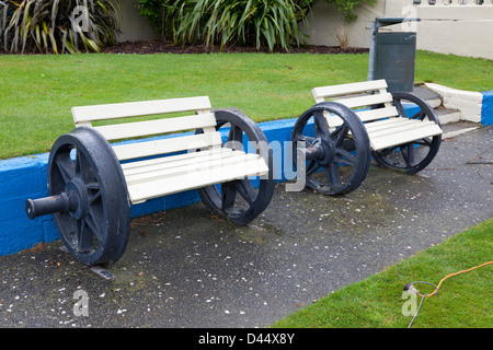 Bänke aus alten Holz- lagerung Paletten Stockfotografie - Alamy