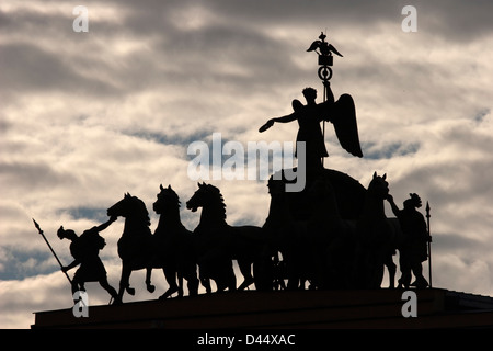 Wagen der Herrlichkeit auf dem Triumphbogen von General Staff Gebäude Palace Square St. Petersburg Stockfoto