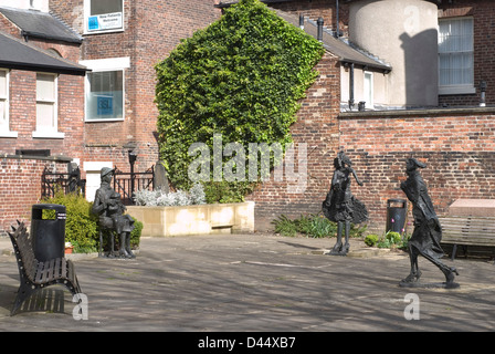 3 Skulpturen von George Fullard, angezeigt im Innenhof der Oberkapelle, Norfolk Street, Sheffield, UK Stockfoto