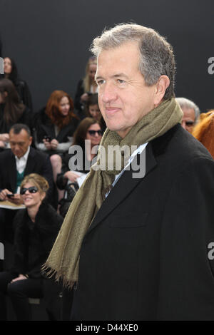 Paris, Frankreich. 5. März 2013. Peruanische Modefotograf Mario Testino besucht Chanel Herbst/Winter Kollektion 2013/2014 zeigen präsentiert während der Paris Prêt Fashionweek in Paris, 5. März 2013. Die Paris Prêt Modeschauen laufen bis 6. März 2013. Foto: Hendrik Ballhausen/Dpa/Alamy Live News Stockfoto