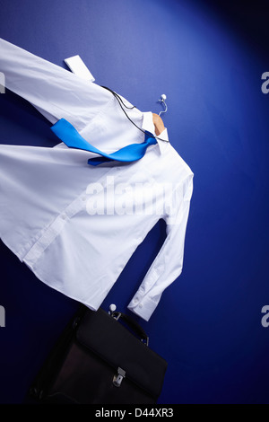 ein Hemd hält eine Tasche hängen auf einem Kleiderbügel weht Stockfoto