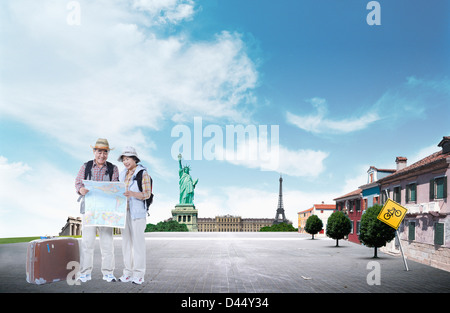 ein Tourist, der Blick auf eine Karte Stockfoto
