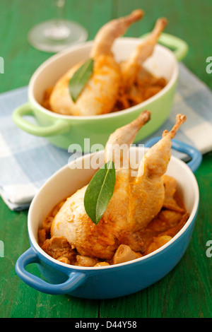 Wachteln mit Kastanien und Pilze. Rezept zur Verfügung. Stockfoto