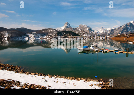 Winter-Kanu paddeln auf eisigen Gewässern Stockfoto