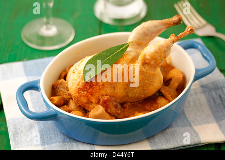 Wachteln Sie mit Kastanien und Pilze. Rezept zur Verfügung. Stockfoto