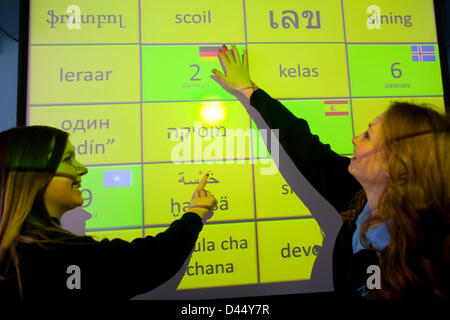 Jahr 11 Schülerinnen und Schüler mit einem projizierten Whiteboard in ein Mathe Unterricht Stockfoto