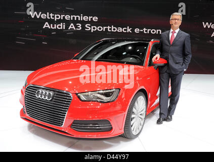 Der Vorsitzende des Vorstands des Automobilherstellers Audi, Rupert Stadler, präsentiert Audis neue A3 Sportback e-Tron Automodell während der ersten Pressetag auf der 83th Genfer Automobilsalon in Genf, Schweiz, 5. März 2013. Foto: Uli Deck Stockfoto