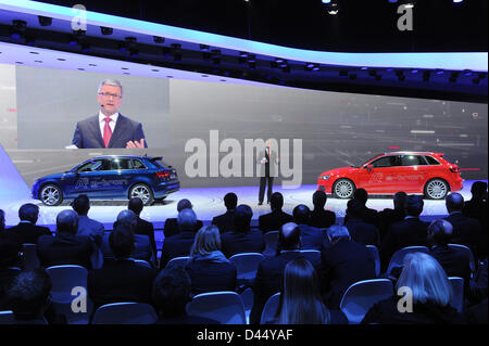 Der Vorsitzende des Vorstands des Automobilherstellers Audi, Rupert Stadler, präsentiert Audis neuen A3 Sportback e-Tron (R) und die neuen Automodelle Audi A3 Sportback g-Tron (L) während der ersten Pressetag auf der 83th Genfer Automobilsalon in Genf, Schweiz, 5. März 2013. Foto: Uli Deck Stockfoto