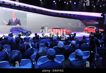Der Vorsitzende des Vorstands des Automobilherstellers Audi, Rupert Stadler, präsentiert Audis neuen A3 Sportback g-Tron (L-R, der A3 Sportback e-Tron und der neue Audi RS Q3-Pkw-Modelle während der ersten Pressetag auf der 83th Genfer Automobilsalon in Genf, Schweiz, 5. März 2013. Foto: Uli Deck Stockfoto