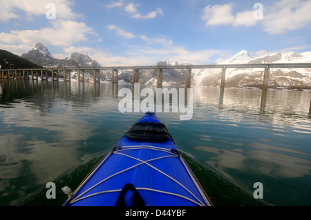 Winter-Kanu paddeln auf eisigen Gewässern Stockfoto