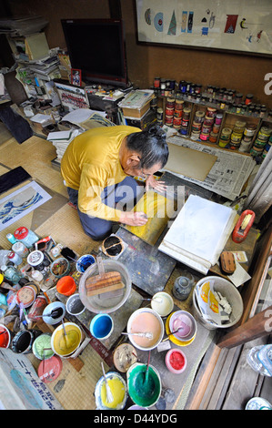 Die Kyoto-Werkstatt des japanischen Ukiyo-e Künstler und Holzschnitt Drucker Mamoru Ichimura. Stockfoto