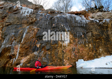 Winter-Kanu paddeln auf eisigen Gewässern Stockfoto
