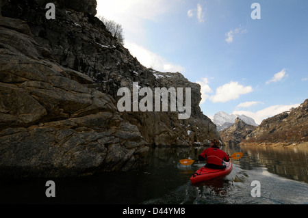 Winter-Kanu paddeln auf eisigen Gewässern Stockfoto
