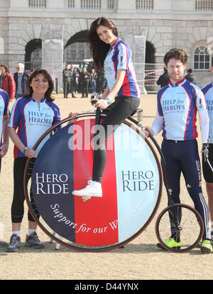 LORRAINE KELLY & PETA TODD & JON-ALLAN BUTTERWORTH Hilfe für Helden Pferd Hüte PARADE LONDON UK 5. März 2013 Stockfoto