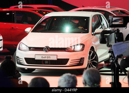 Der neue VW Golf GTI ist auf dem Display während der ersten Pressetag auf der 83th Genfer Automobilsalon in Genf, Schweiz, 5. März 2013. Foto: Uli Deck Stockfoto