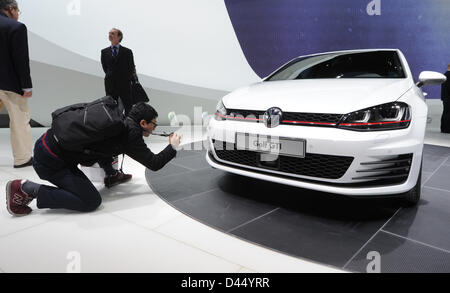 Der neue VW Golf GTI ist auf dem Display während der ersten Pressetag auf der 83th Genfer Automobilsalon in Genf, Schweiz, 5. März 2013. Foto: Uli Deck Stockfoto