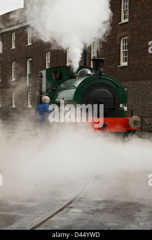Ajax, dampft eine Sattel Tank Dampflokomotive in Chatham Docks, wie Fahrer und Feuerwehrmann Kontrollen vornehmen. Stockfoto