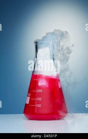 Chemie-Experiment mit Rauch aus der Flasche Stockfoto