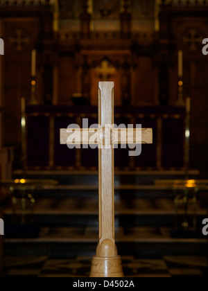 Holzkreuz auf Tisch vor dem Hochaltar in der St. Peter und St. Paul Kirche in Grays Stockfoto