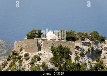 Rhodos. Griechenland. Monolithos, einer zerstörten mittelalterlichen Kreuzritterburg oben auf den riesigen Felsen an der Westküste der Insel Rhodos Stockfoto